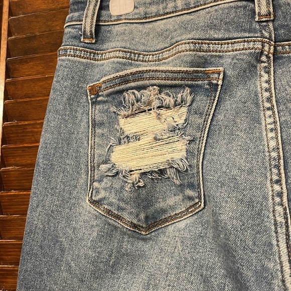 Judy Blue Distressed Boyfriend Fit Denim Jeans - Picture 12 of 13